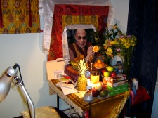 Table d'offrandes pour l'initiation de Yamantaka avec la photo de sa Sainteté le Dalaï Lama