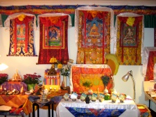 Le trône de Guéshé Tcheu Dorjé Rinpoché lors de l'initiation et tous les objets rituels.